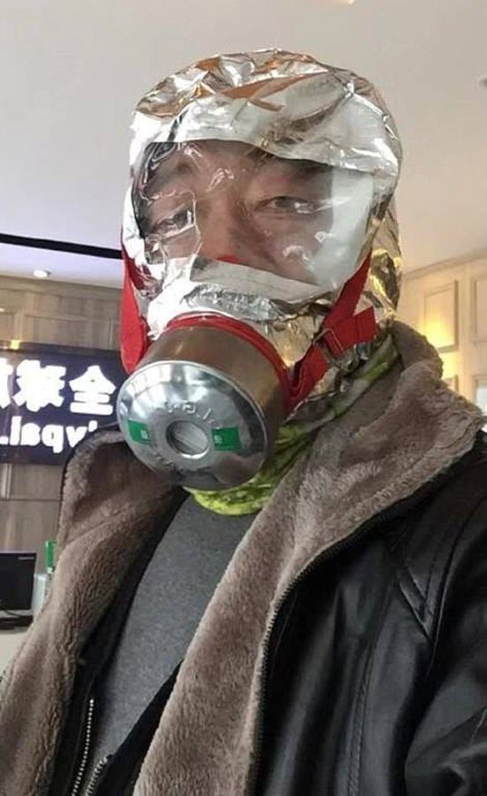 Ngàn lẻ một cách đeo khẩu trang phòng vệ đầy hài hước để đề phòng dịch cúm - Ảnh 3.