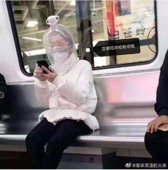 Ngàn lẻ một cách đeo khẩu trang phòng vệ đầy hài hước để đề phòng dịch cúm - Ảnh 8.