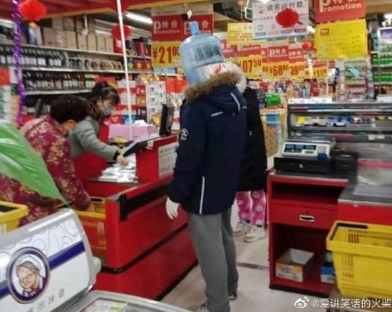 Ngàn lẻ một cách đeo khẩu trang phòng vệ đầy hài hước để đề phòng dịch cúm - Ảnh 5.