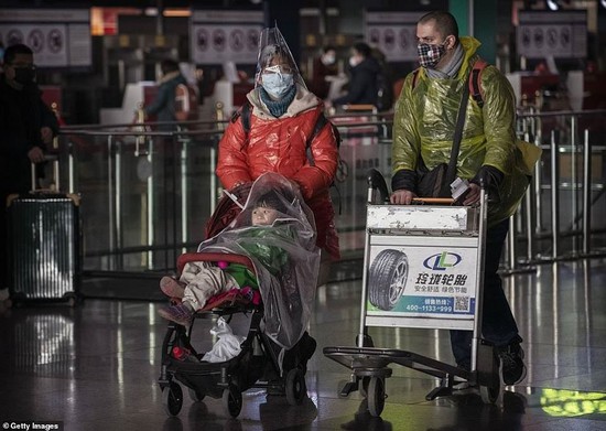 Ngàn lẻ một cách đeo khẩu trang phòng vệ đầy hài hước để đề phòng dịch cúm - Ảnh 16.
