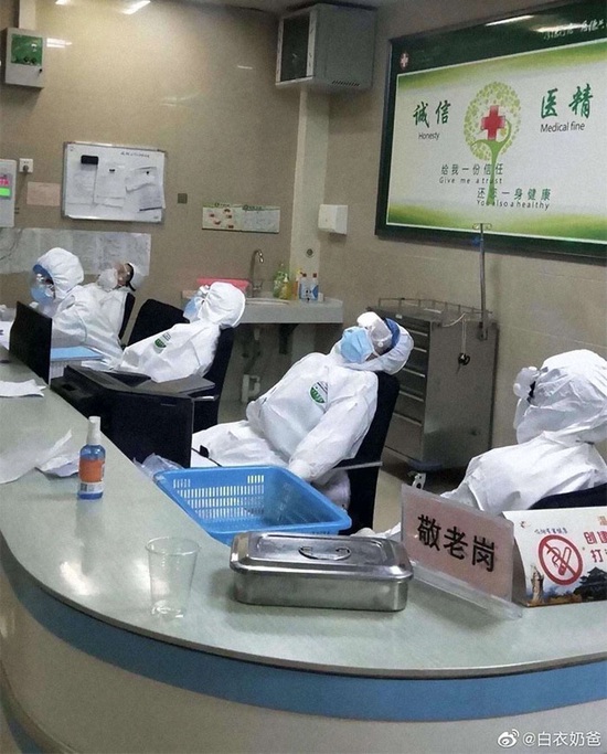 Phải cắt tóc, cạo đầu, mặc tã người lớn, ngủ trên sàn...: 30 bức ảnh chân thực nhất về tình cảnh của nhân viên y tế tại ‘ổ dịch’ Vũ Hán - Ảnh 31.