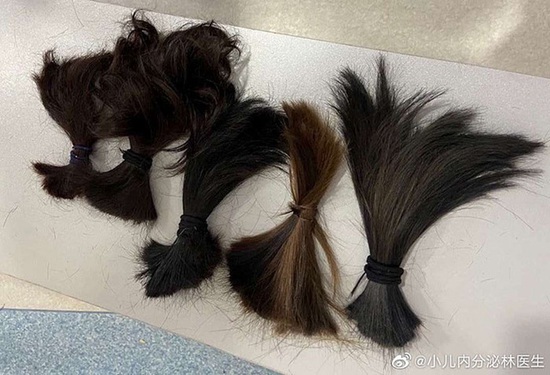 Phải cắt tóc, cạo đầu, mặc tã người lớn, ngủ trên sàn...: 30 bức ảnh chân thực nhất về tình cảnh của nhân viên y tế tại ‘ổ dịch’ Vũ Hán - Ảnh 5.