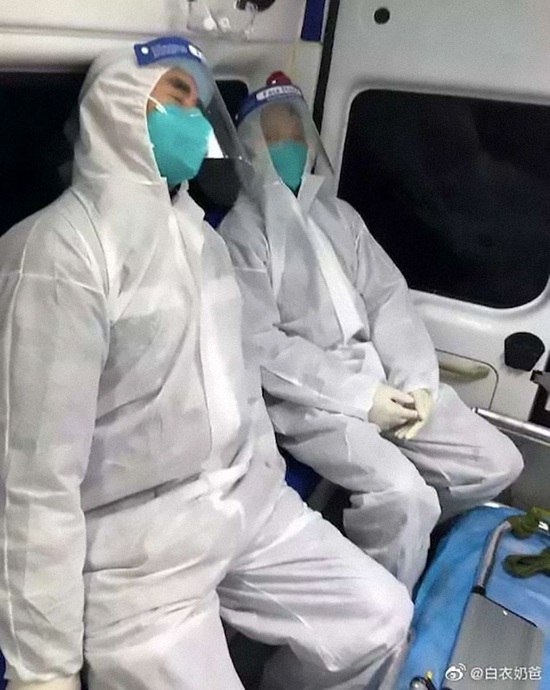 Phải cắt tóc, cạo đầu, mặc tã người lớn, ngủ trên sàn...: 30 bức ảnh chân thực nhất về tình cảnh của nhân viên y tế tại ‘ổ dịch’ Vũ Hán - Ảnh 32.