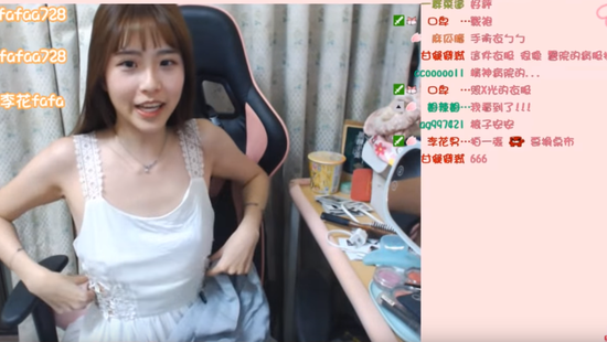 Hết khoe rồi lại vô tình tuột áo ngoài trên sóng và thừa nhận thả rông bên trong, nữ streamer khiến cộng đồng mạng phản cảm - Ảnh 4.
