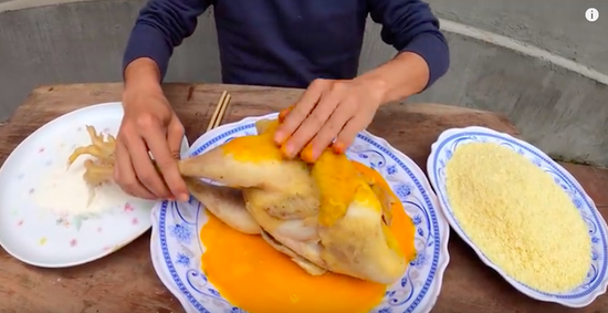 Dùng tay trần nhào nặn, trộn đồ ăn, con trai bà Tân Vlog thêm một lần nữa khiến dân tình dậy sóng vì mất vệ sinh - Ảnh 1.