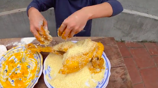 Dùng tay trần nhào nặn, trộn đồ ăn, con trai bà Tân Vlog thêm một lần nữa khiến dân tình dậy sóng vì mất vệ sinh - Ảnh 4.