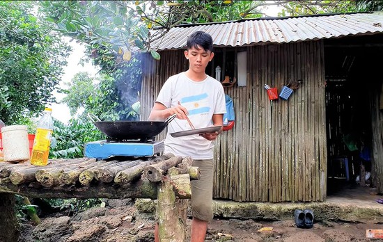 Youtuber nghèo nhất Việt Nam bị nghi ngờ không trung thực, giả tạo hoàn cảnh khổ cực để câu view, tiết lộ có người dọa đánh nếu còn làm Youtube - Ảnh 2.