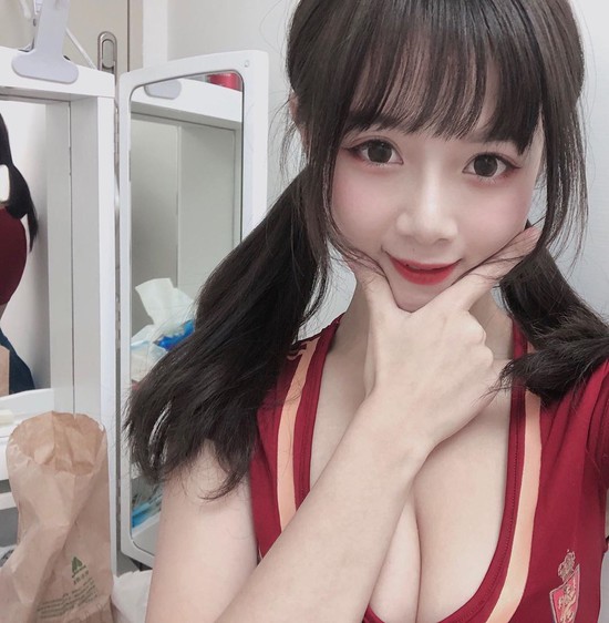 Cộng đồng mạng ngỡ ngàng với cô nàng sinh viên cực phẩm, mặt học sinh nhưng thân hình phụ huynh - Ảnh 3.