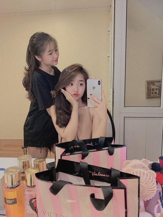 Cặp chị em Việt bất ngờ được báo chí nước ngoài ca tụng: Đã xinh như hot girl lại còn được cả cặp - Ảnh 6.