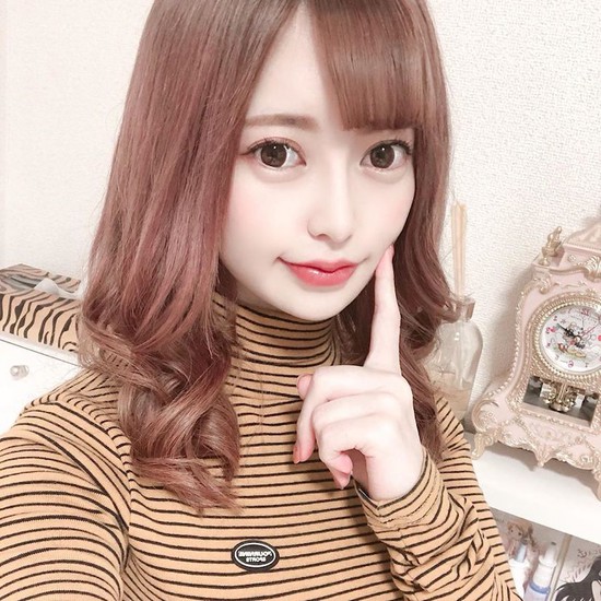 Da trắng mặt xinh, nàng Youtuber Nhật Bản chẳng có tài năng gì mà cũng sở hữu kênh Youtube tới 250.000 lượt theo dõi - Ảnh 2.