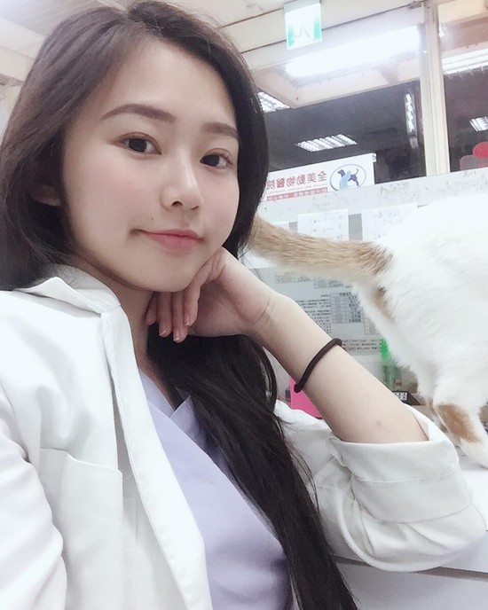 Nhan sắc cực phẩm của nàng hot girl thú y làm các thanh niên mạng thi nhau ước: Giá mà tôi được làm chú cún ấy - Ảnh 2.