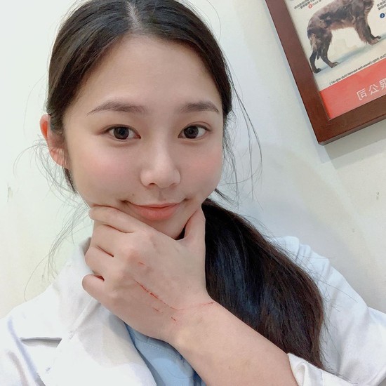 Nhan sắc cực phẩm của nàng hot girl thú y làm các thanh niên mạng thi nhau ước: Giá mà tôi được làm chú cún ấy - Ảnh 10.