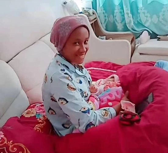 Mẹ Châu Phi lấy chồng người Châu Á, đẻ con ra ai cũng bất ngờ bởi khuôn mặt của em bé - Ảnh 1.