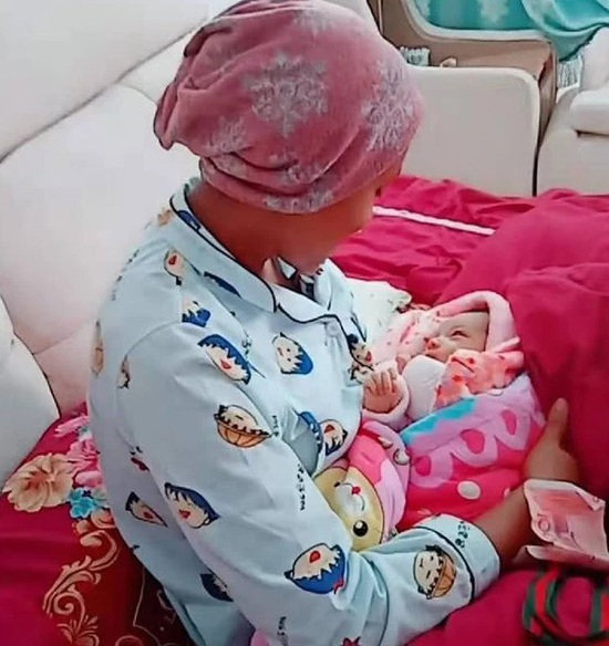 Mẹ Châu Phi lấy chồng người Châu Á, đẻ con ra ai cũng bất ngờ bởi khuôn mặt của em bé - Ảnh 2.