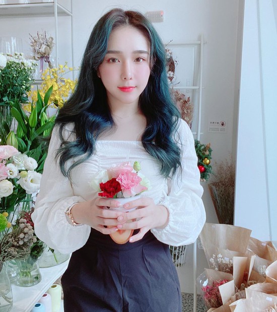Livestream hỏi người xem cách làm ấm chăn giữa thời tiết giá lạnh, nữ streamer gợi cảm gây sốt cộng đồng mạng - Ảnh 4.