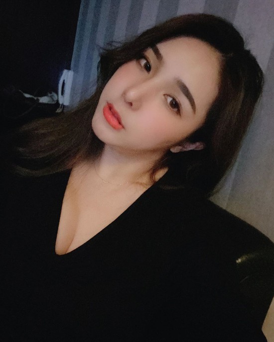 Livestream hỏi người xem cách làm ấm chăn giữa thời tiết giá lạnh, nữ streamer gợi cảm gây sốt cộng đồng mạng - Ảnh 11.