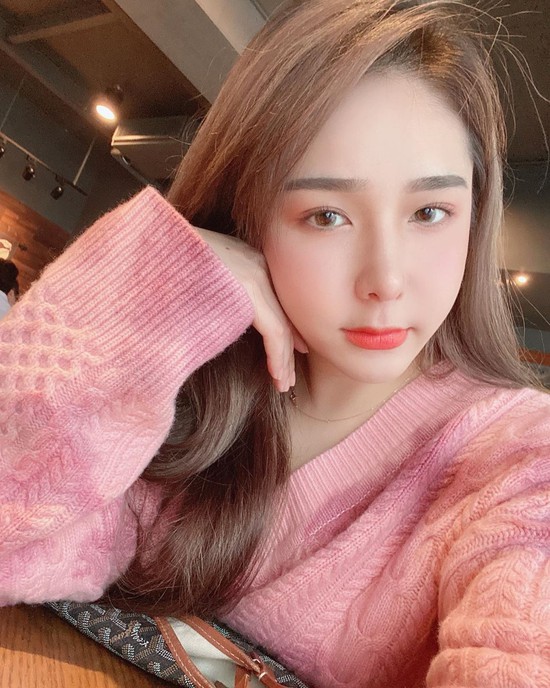 Livestream hỏi người xem cách làm ấm chăn giữa thời tiết giá lạnh, nữ streamer gợi cảm gây sốt cộng đồng mạng - Ảnh 12.