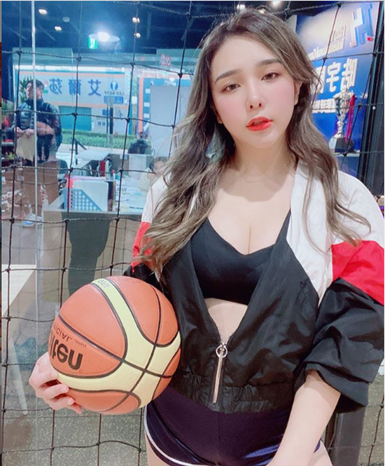 Livestream hỏi người xem cách làm ấm chăn giữa thời tiết giá lạnh, nữ streamer gợi cảm gây sốt cộng đồng mạng - Ảnh 9.