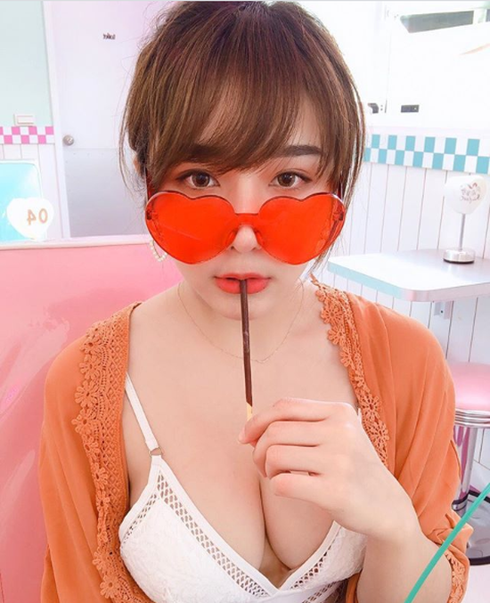Livestream hỏi người xem cách làm ấm chăn giữa thời tiết giá lạnh, nữ streamer gợi cảm gây sốt cộng đồng mạng - Ảnh 13.