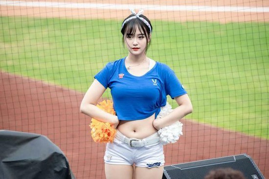 Khổ thân hot girl hoạt náo viên quyến rũ, xinh đẹp tới mức liên tục nhận phải tin nhắn quấy rối, tới mức suy nghĩ phải bỏ nghề - Ảnh 1.