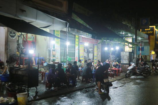 Ảnh: Hà Nội vẫn xuất hiện tình trạng tụ tập ăn nhậu, trà chanh chém gió giữa thời điểm dịch Covid-19 diễn biến phức tạp - Ảnh 1.