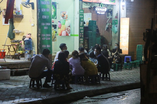 Ảnh: Hà Nội vẫn xuất hiện tình trạng tụ tập ăn nhậu, trà chanh chém gió giữa thời điểm dịch Covid-19 diễn biến phức tạp - Ảnh 5.
