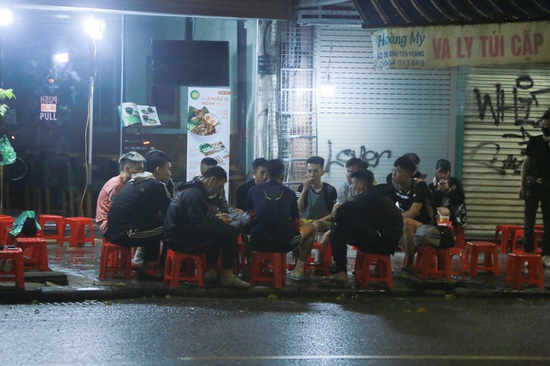 Ảnh: Hà Nội vẫn xuất hiện tình trạng tụ tập ăn nhậu, trà chanh chém gió giữa thời điểm dịch Covid-19 diễn biến phức tạp - Ảnh 7.