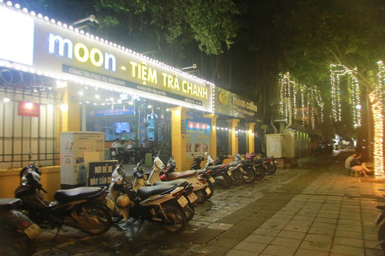 Ảnh: Hà Nội vẫn xuất hiện tình trạng tụ tập ăn nhậu, trà chanh chém gió giữa thời điểm dịch Covid-19 diễn biến phức tạp - Ảnh 8.