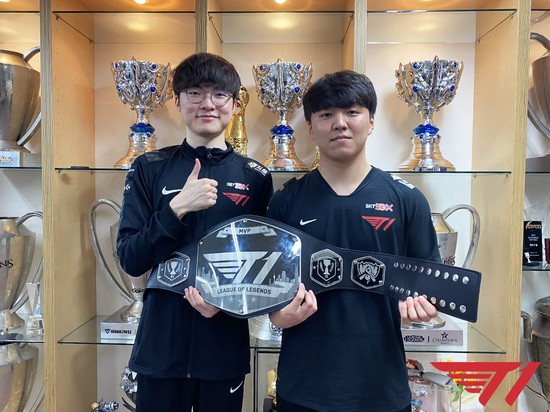 LMHT: Phải thi đấu online tại Gaming House, các tuyển thủ T1 tranh thủ khoe cup triệt để khi trả lời phỏng vấn - Ảnh 3.