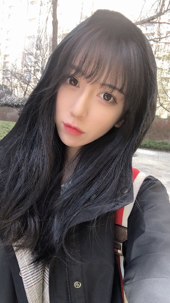 Nhảy quá sung và gợi cảm, nữ streamer vô tình làm rơi phụ kiện vòng một khiến cô nàng ngượng chín mặt - Ảnh 4.