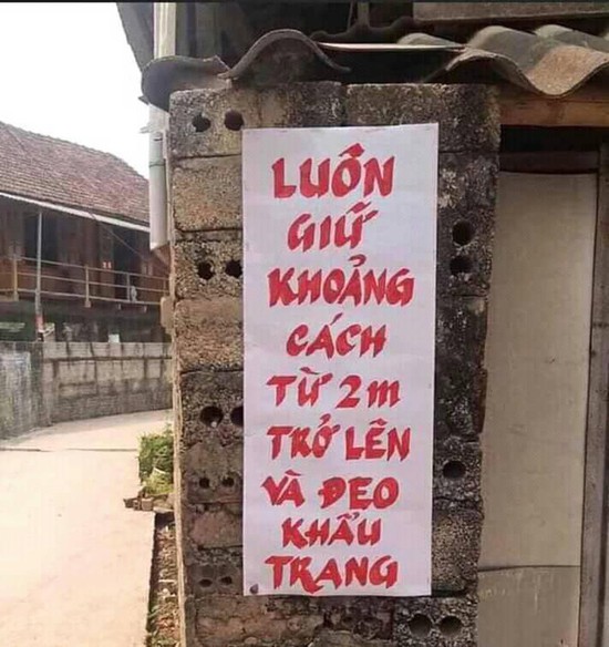 Ngôi làng toàn dân đồng lòng chống dịch Covid-19, đi đến cổng nhìn các tấm biển phải vỗ tay hoan hô - Ảnh 1.