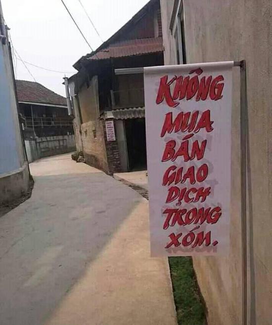Ngôi làng toàn dân đồng lòng chống dịch Covid-19, đi đến cổng nhìn các tấm biển phải vỗ tay hoan hô - Ảnh 2.
