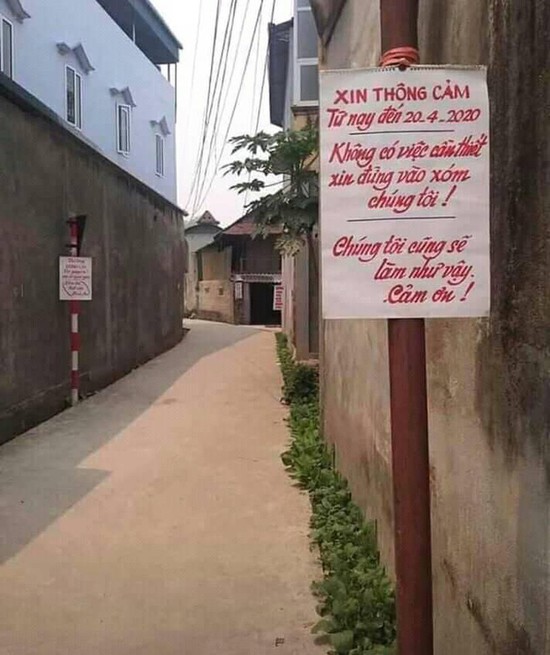 Ngôi làng toàn dân đồng lòng chống dịch Covid-19, đi đến cổng nhìn các tấm biển phải vỗ tay hoan hô - Ảnh 3.