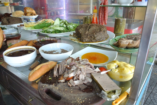 Bánh mì Việt Nam, hành trình từ ổ bánh “thượng lưu” cho đến món ăn đường phố làm kinh ngạc cả thế giới - Ảnh 13.