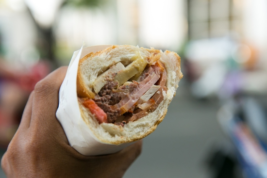 Bánh mì Việt Nam, hành trình từ ổ bánh “thượng lưu” cho đến món ăn đường phố làm kinh ngạc cả thế giới - Ảnh 28.