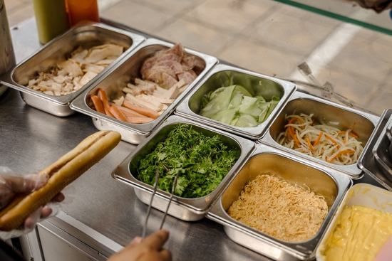 Bánh mì Việt Nam, hành trình từ ổ bánh “thượng lưu” cho đến món ăn đường phố làm kinh ngạc cả thế giới - Ảnh 8.