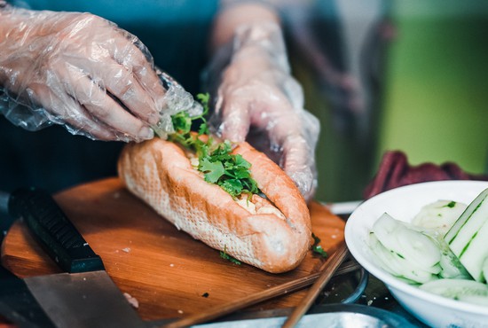 Bánh mì Việt Nam, hành trình từ ổ bánh “thượng lưu” cho đến món ăn đường phố làm kinh ngạc cả thế giới - Ảnh 9.