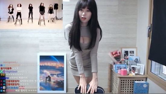 Ăn mặc gợi cảm rồi nhảy theo nhạc, nữ streamer LMHT xinh đẹp khiến người xem bị một phen bỏng mắt - Ảnh 3.