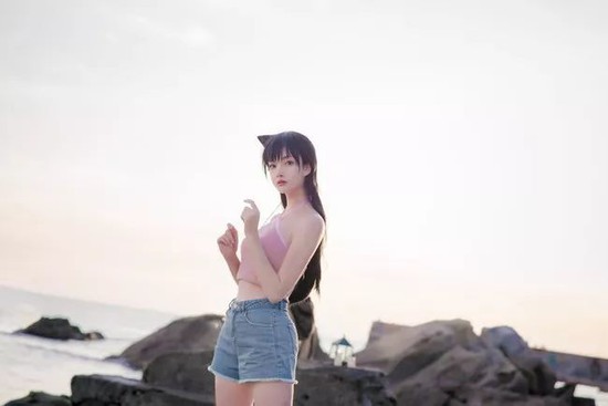 Thám Tử Lừng Danh Conan: Ngắm người yêu Shinichi diện áo yếm quần jean khoe body cực nuột - Ảnh 1.