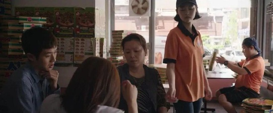 Clip 8 cảnh quay gây sốc đã bị cắt khỏi PARASITE ám ảnh và đen tối hơn bản ngoài rạp ngàn lần! - Ảnh 12.