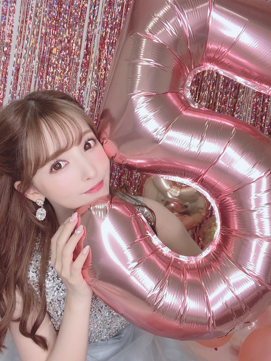 Yua Mikami kỷ niệm dấu mốc 5 năm, fan lũ lượt vào chúc mừng thần tượng - Ảnh 3.