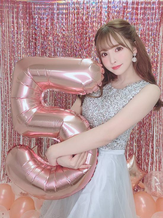 Yua Mikami kỷ niệm dấu mốc 5 năm, fan lũ lượt vào chúc mừng thần tượng - Ảnh 5.