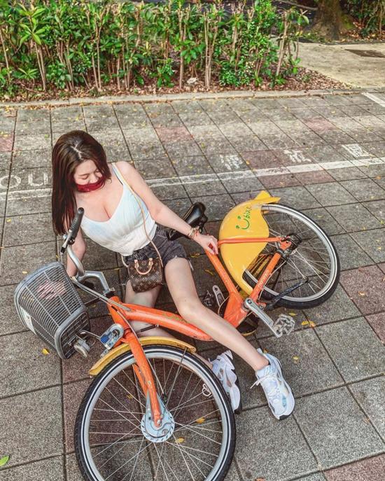 Lại dàn dựng cảnh ngã xe để gây chú ý, nàng hot girl bị cộng đồng mạng lên án, cho rằng chiêu trò quá cũ - Ảnh 1.