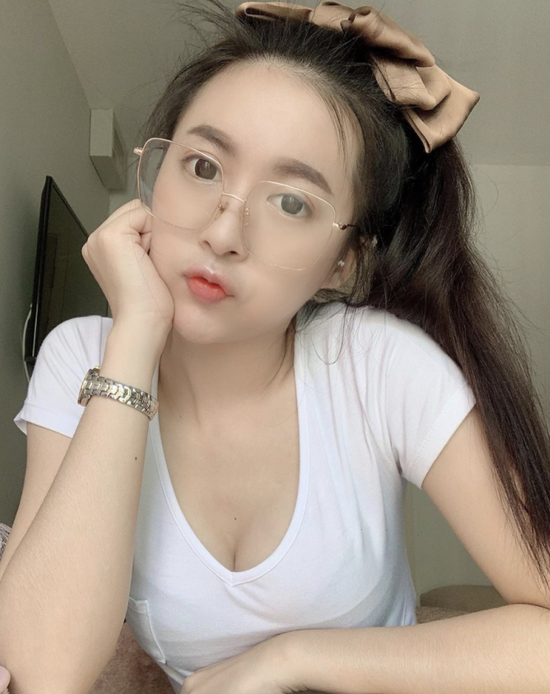 Đang từ hot girl chuyển hướng làm Youtuber, cô nàng gợi cảm nhận cơn mưa lời khen từ cộng đồng mạng - Ảnh 8.