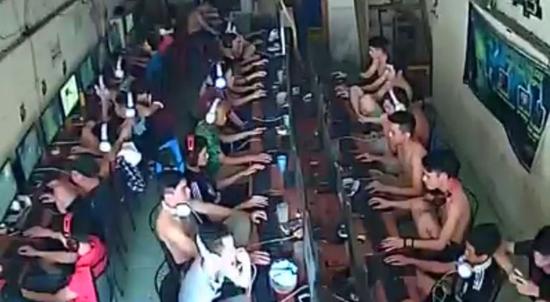 Anh em chú ý: Cởi trần chơi game là thói quen có hại - Ảnh 1.