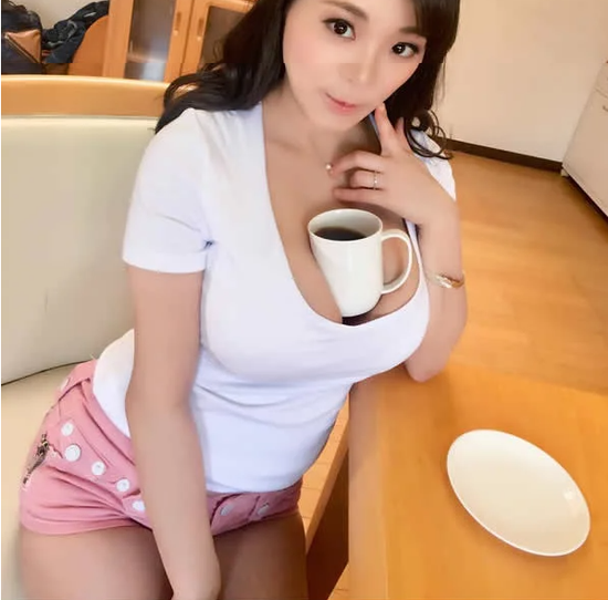 Mỹ nhân 18+ khoe khả năng bưng đồ bằng gò bồng đào siêu to khổng lồ, fan rần rần vào khen ngợi - Ảnh 3.