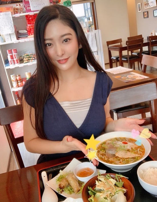 Ở nhà rảnh rỗi, mỹ nhân 18+ bất ngờ khoe với fan đi ăn phở Việt Nam - Ảnh 3.