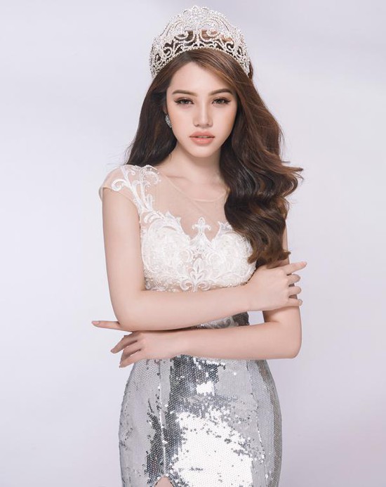 Facebook của Hoa hậu Jolie Nguyễn bị khủng bố gạ tình sau tin đồn bán dâm: Nếu cô nàng vô can, cư dân mạng sẽ bị kiện? - Ảnh 2.
