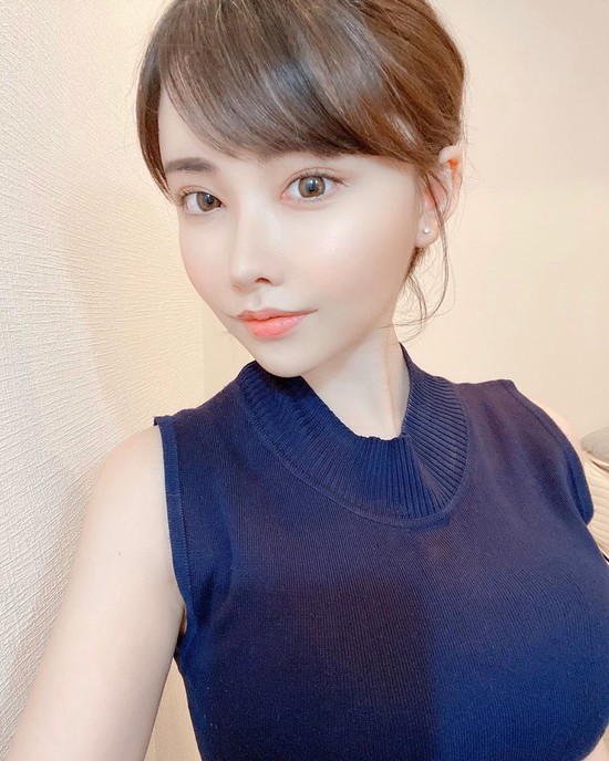 Eimi Fukada đối đầu Yua Mikami: Khi cuộc chiến không chỉ nằm trên kệ đĩa - Ảnh 4.