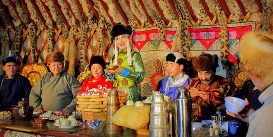 Phong tục đầu năm thú vị ở các nước đón Tết âm lịch giống Việt Nam: Nơi tắm nước nóng để tẩy trần, nơi ăn gỏi cá để cả năm dư dả tài lộc - Ảnh 11.